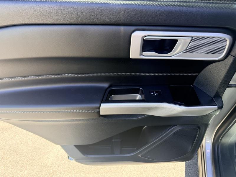 2023 Ford Explorer Limited AWD - Image 13