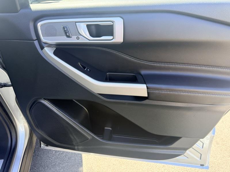 2023 Ford Explorer Limited AWD - Image 16
