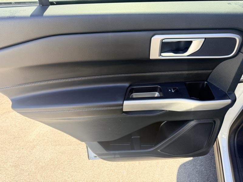 2023 Ford Explorer XLT AWD - Image 13